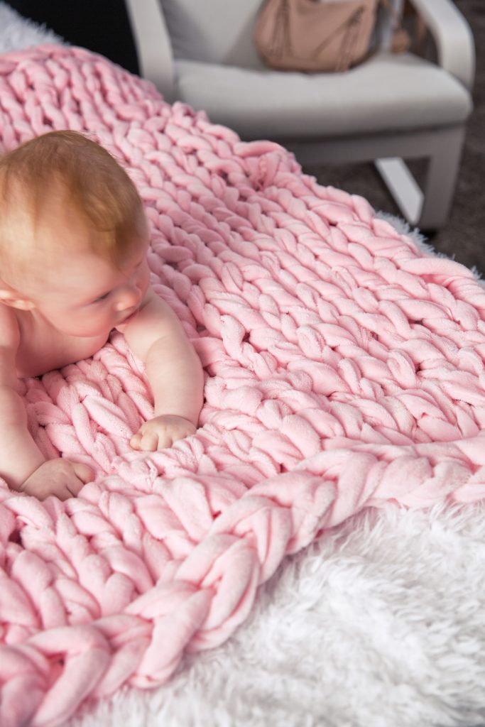 The Chunky Knit Cuddle Blanket from Missouri Star Quilt Co. Watch the free quilt tutorial today. 