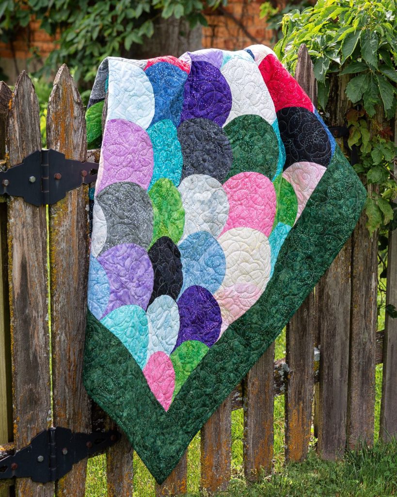 The Easy Clamshell Quilt from Missouri Star Quilt Co. Watch the free quilt tutorial today. 