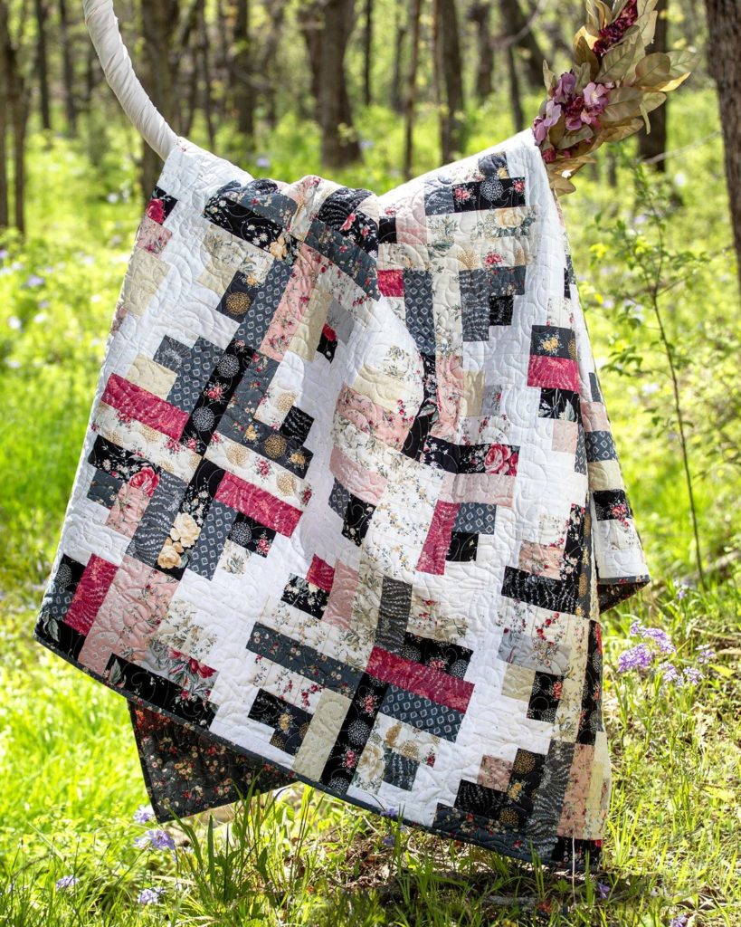 The River Log Cabin Quilt from Missouri Star Quilt Co. Watch the free quilt tutorial today. 