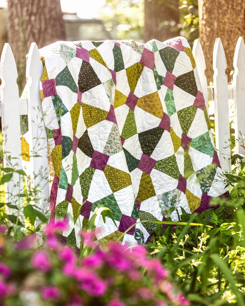 The English Garden Quilt from Missouri Star Quilt Co. Watch the free quilt tutorial today. 